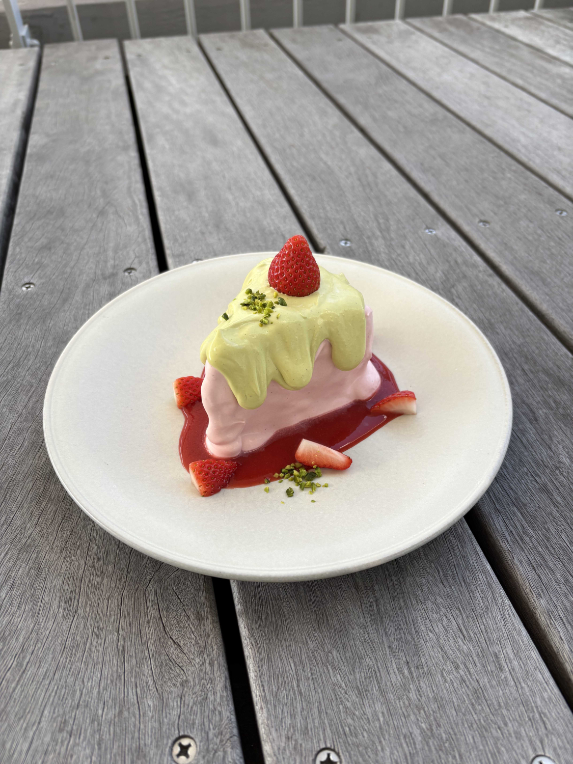 【期間限定】苺とピスタチオのレイヤーメルティショートケーキ！！