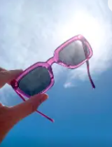 めがねがサングラスに！ 調光レンズサンプル、揃いました